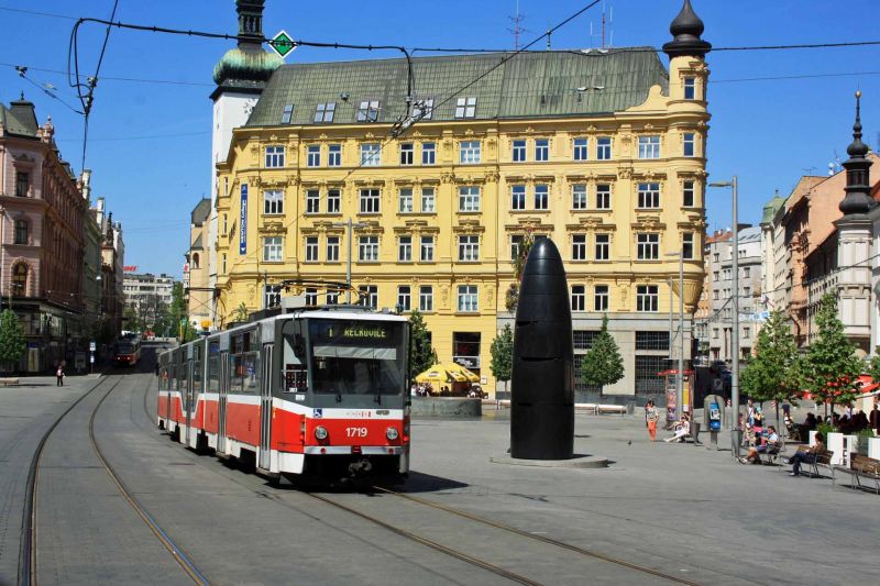 Náměstí Svobody oftewel Vrijheidsplein in Brno met astronomische klok van zwart graniet